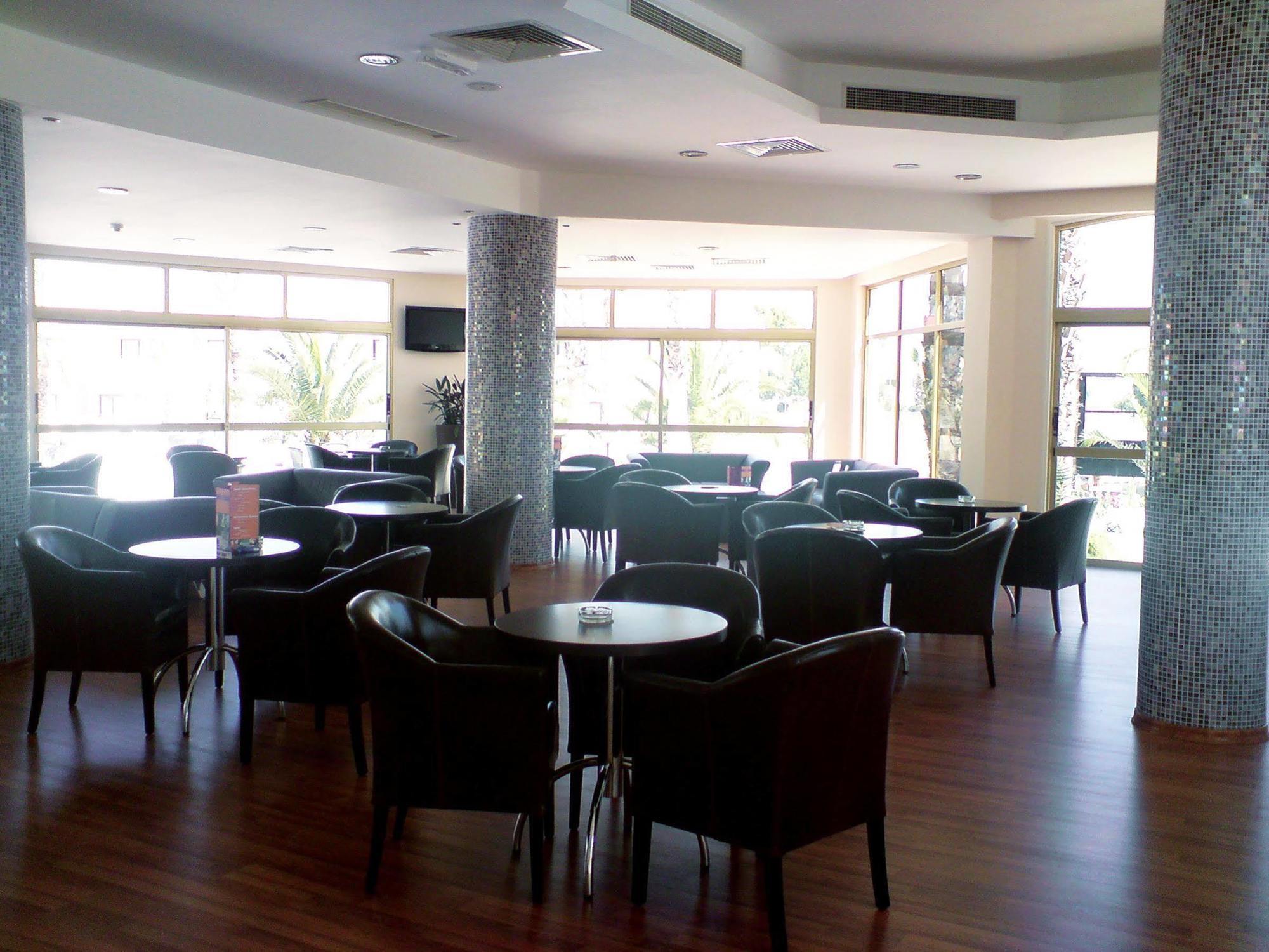 Crown Resorts Henipa Larnaca Exterior photo